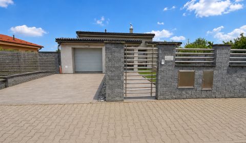 Moderný rod. dom s garážou, sauna, pozemok 785m2 | Senica – Košútovec