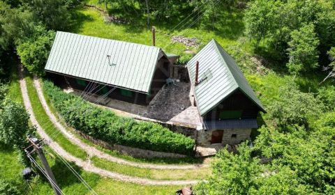 Dve štýlové drevenice v horách nad obcou Horná Mariková na predaj