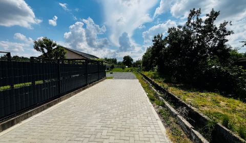 NA PREDAJ: Slnečný stavebný pozemok (1 031 m²) na ul. Dlhej vo VT