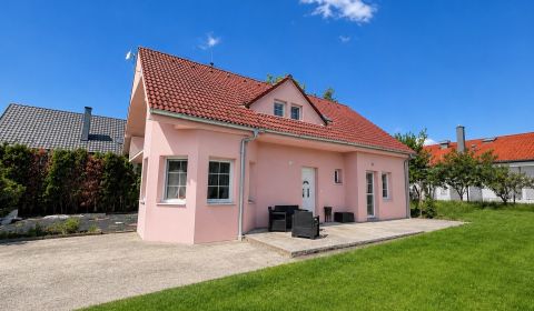6 - izbový, dvojpodlažný rodinný dom 201 m² na pozemku 451 m²