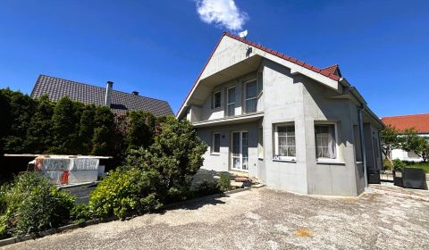 6 - izbový, dvojpodlažný rodinný dom 201 m² na pozemku 451 m²