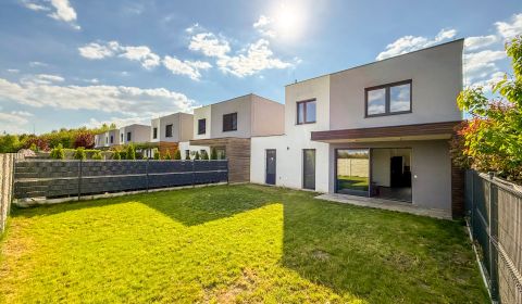 4i rodinný dom s garážou, Pod privádzačom - Trenčín