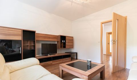 Zariadený 4i byt s balkónom, Petržalka