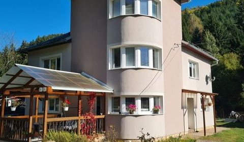 Zaujímavá väčšia nehnuteľnosť na bývanie, podnikanie, prípadne rekreác
