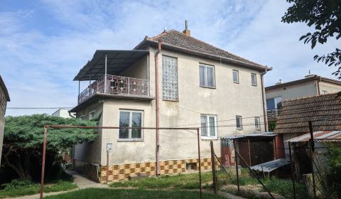 Priestranný dom na predaj, Vráble, pozemok 1041 m2