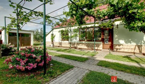 Pata – RD + domček, pozemok 1575 m², možná výstavba