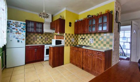 PRIESTRANNÝ 3+1 BYT (91 m²) S ATMOSFÉROU RODINNÉHO DOMU 