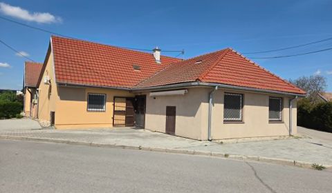 Komerčná budova na predaj.