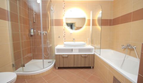 2-izb.krásny zariadený byt na zač.Petržalky, s parkovaním,65 m2 s Ener