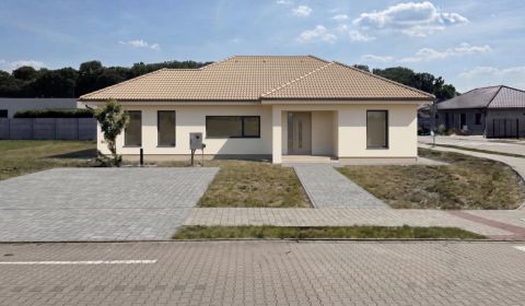 * novostavba moderného 4i domu, 6á pozemok, Voderady