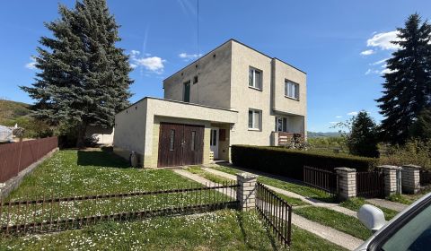 Priestranný dvojgeneračný rodinný dom v tichej lokalite obce Lutila