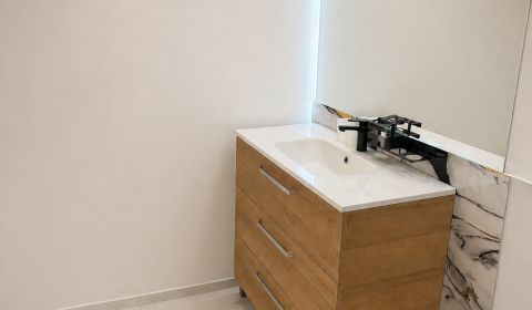Priestranný 2-izbový byt po kompletnej rekonštrukcii na prenájom – Ban