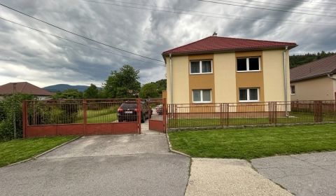 7 izbový rodinný dom s pozemkom 891 m2 v obci Brusno (22km od BB)
