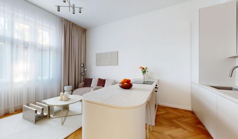RIVERS | Staromestský byt rekonštruovaný s citom pre štýl a detail 