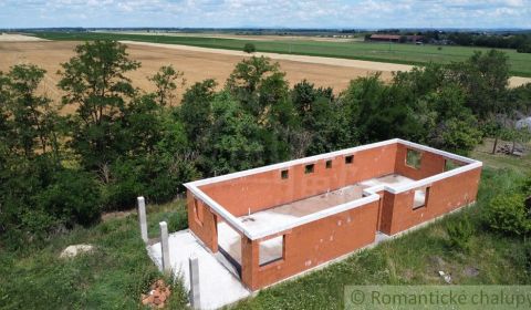 Rozostavaná novostavba na výnimočnom pozemku 1769 m2 v pokojnej obci P