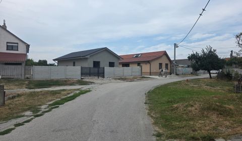 3/4i Novostavba vo výstavbe pozemok 583m² Dolné Saliby