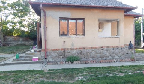 Na predaj 2 izbový tehlový  dom v Gbelciach s projektmi .