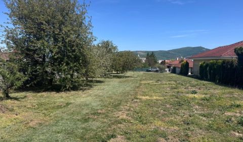 Na predaj veľkorysý stavebný pozemok (1104 m²) – Lužianky