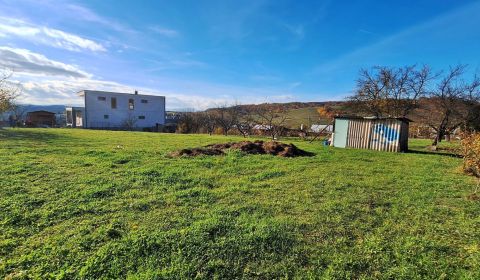 Na predaj pozemok o rozlohe 1 449 m² so záhradou a studňou v Humennom