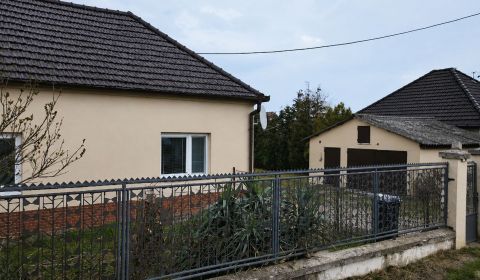 Rodinný dom v strede obce KAVA + investícia do budúcnosti