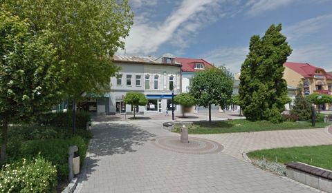 Na predaj Zrekonštruovaný 3-izbový Podkrovný Byt v Centre Michaloviec!