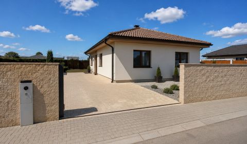 4-IZBOVÝ BUNGALOV S VEĽKOU TERASOU – LEN 5 MINÚT OD SENCA