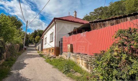 Výnimočná príležistosť v Bernolákove - pôvodný dom s potenciálom novej