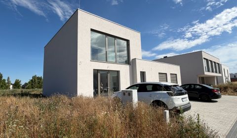 KRÁĽOVÁ PRI SENCI – SKOLAUDOVANÁ novostavba 4-izbového RD, záhrada 167