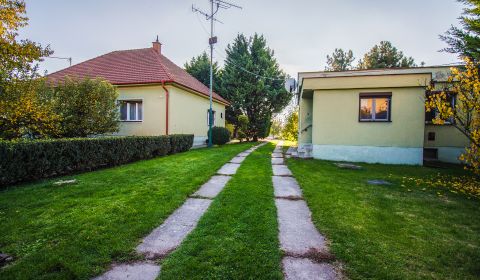 Kúpte si 2 RD na ROZSIAHLOM POZEMKU (4196 m²) s garážou a halou