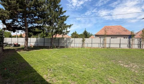 NESVADY | Malý stavebný pozemok, veľká príležitosť – ideálny pre moder