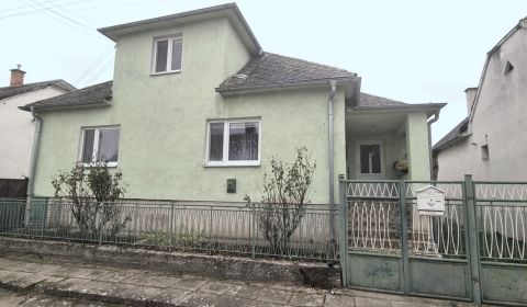 Starší rodinný dom na predaj. ZNÍŽENÁ CENA 135000.-€