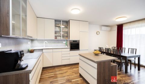 Ideálne bývanie - 3 izbový byt s terasou a garážovým parkovaním. Centr