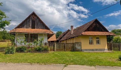 Tradičné kamenné chalupy s vidieckym statkom v pokojnej obci Devičany