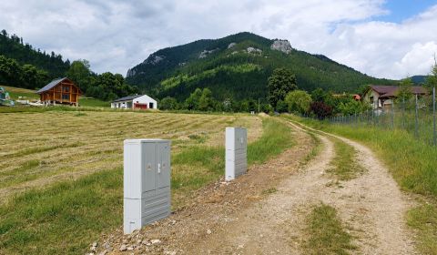 Stavebný pozemok 858 m² s elektrinou v srdci Liptova – Liptovská Anna 