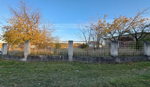 Stav. pozemok 815 m2 s budovou - garážou, Levice, Kalinčiakovo, SM-878