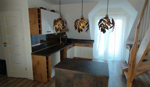  3-IZBOVÝ MEZONET  S BALKÓNOM , KUCHYŇA V CENE, NOVOSTAVBA