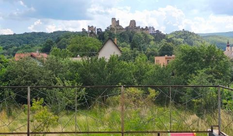 Kde sa ranná káva pije s výhľadom na históriu: Rodinný dom v Divíne