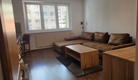 HLAVÁČIKOVÁ, 2-i byt, 47 m2 – presklená loggia, kompletne zariadený