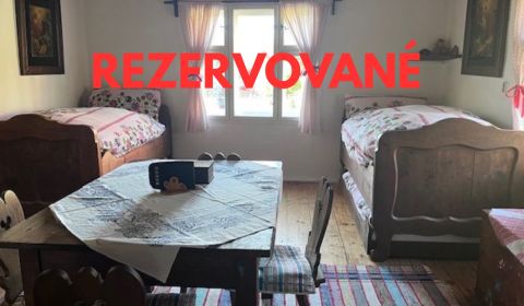 REZERVOVANÉ - Útulná drevenička v tichej časti obce Komjatná