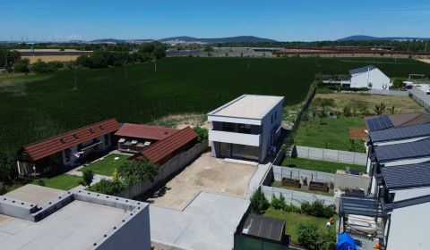 4 izb. byt 93 m2  v DVOJDOM | predzáhradka | JAROVCE