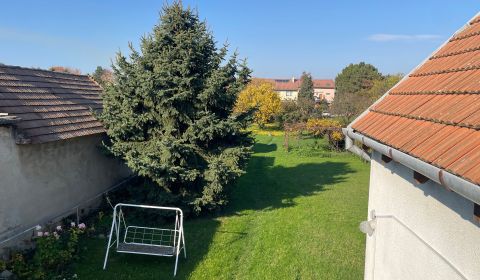- Pozemok 1104m2 s rodinným domom, Okružná ulica