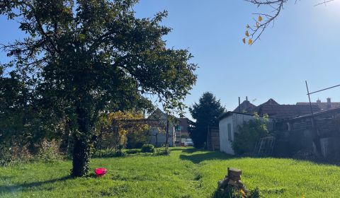 - Pozemok 1104m2 s rodinným domom, Okružná ulica