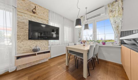 Pozrite si KRÁSNY a NADŠTANDARDNÝ 3,5 i byt s TERASOU aj PARKOVANÍM