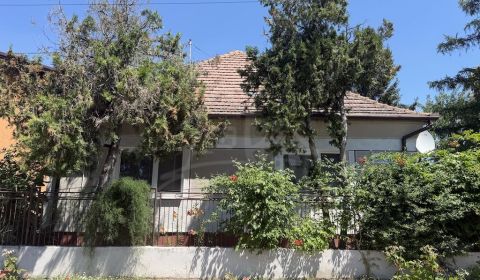 Rodinný dom na konci tichej ulice s 22-árovým pozemkom a nádhernou záh