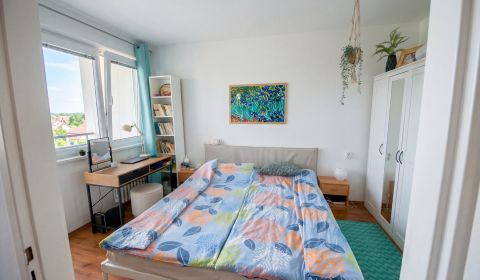 Tehlový 2-izbový byt s loggiou v centre, Šurany – 47,24m2