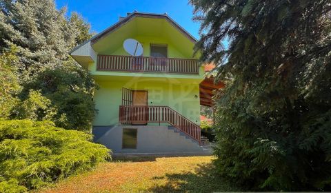 Kúsok raja v Hamuliakove – útulný domček na 930 m² pozemku pri hrádzi.