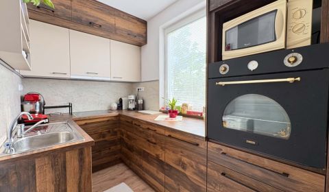 ZNÍŽENÁ CENA/ PREDAJ 2 izbového zrekonštruovaného bytu, Komárno