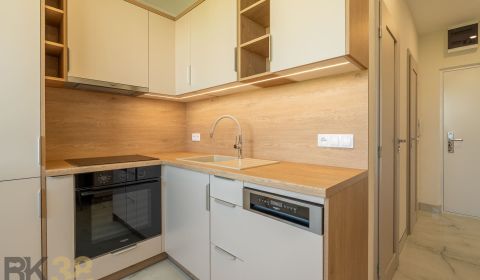 Rezervované: Zrekonštruovaný 1-izbový byt s lodžiou 
