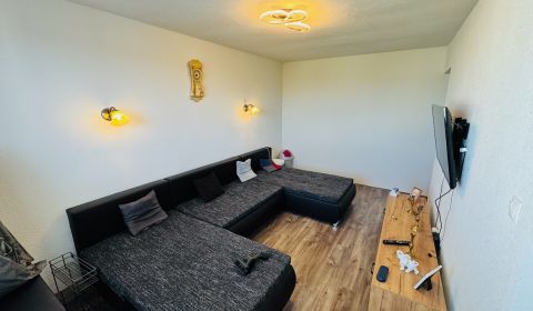 Na predaj 3 i byt 66 m2 s loggiou v Partizánskom – centrum