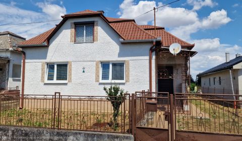 Rodinný dom s pozemkom 1857 m² v tichej uličke obce Zemplínsky Branč